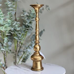 Candelabro alto de hierro con acabado dorado vintage.