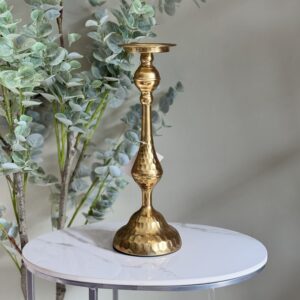 Candelabro metálico decorativo con tonalidad dorada.