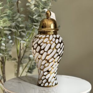 Ánfora decorativa de cerámica dorada y blanco.