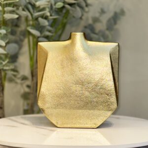 Florero de aluminio dorado.