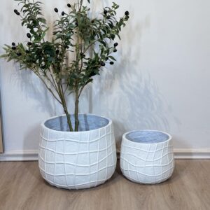 Maceteras minimalistas blancas.