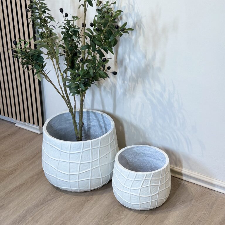 Maceteras blancas con planta HOCART