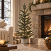 Potted Pine decorado junto a chimenea