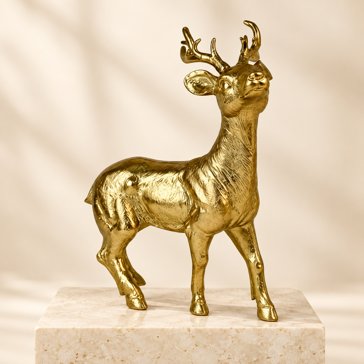 Venado navideño Golden Statue, vista frontal