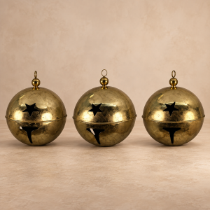 Set de 3 cascabeles grandes Campanelle sobre fondo beige