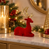 Cervo Vellutato en ambiente navideño rojo y dorado