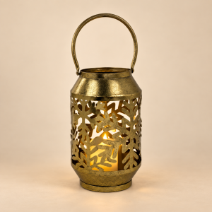 Linterna LED Carved Lantern sobre fondo beige