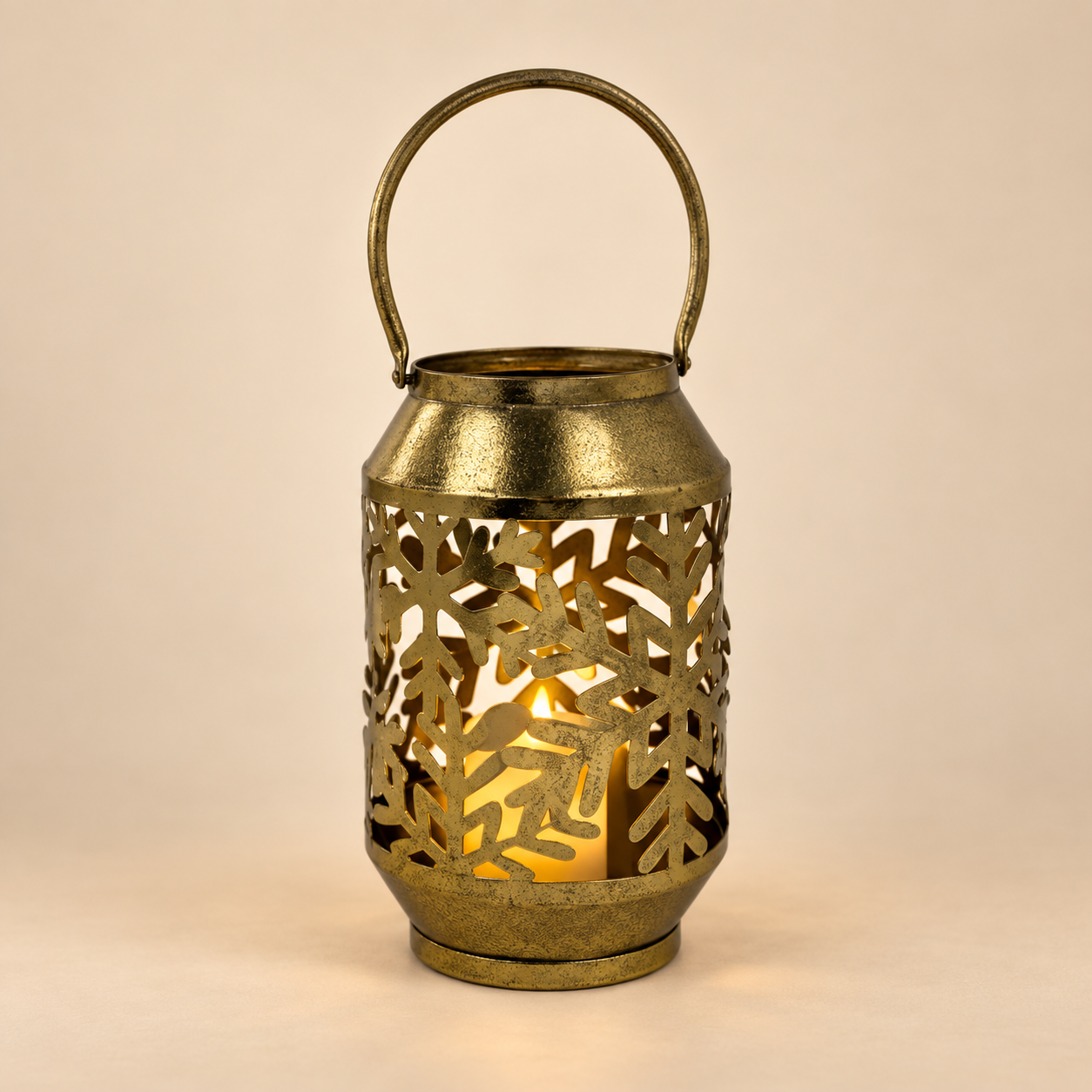 Linterna LED Carved Lantern sobre fondo beige