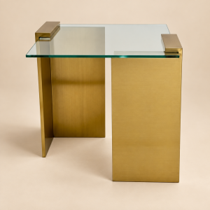 Mesa auxiliar Table Dorée sobre fondo beige