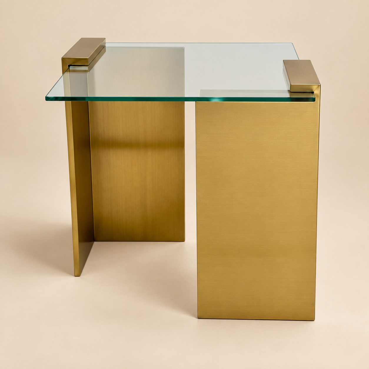 Mesa auxiliar Table Dorée sobre fondo beige