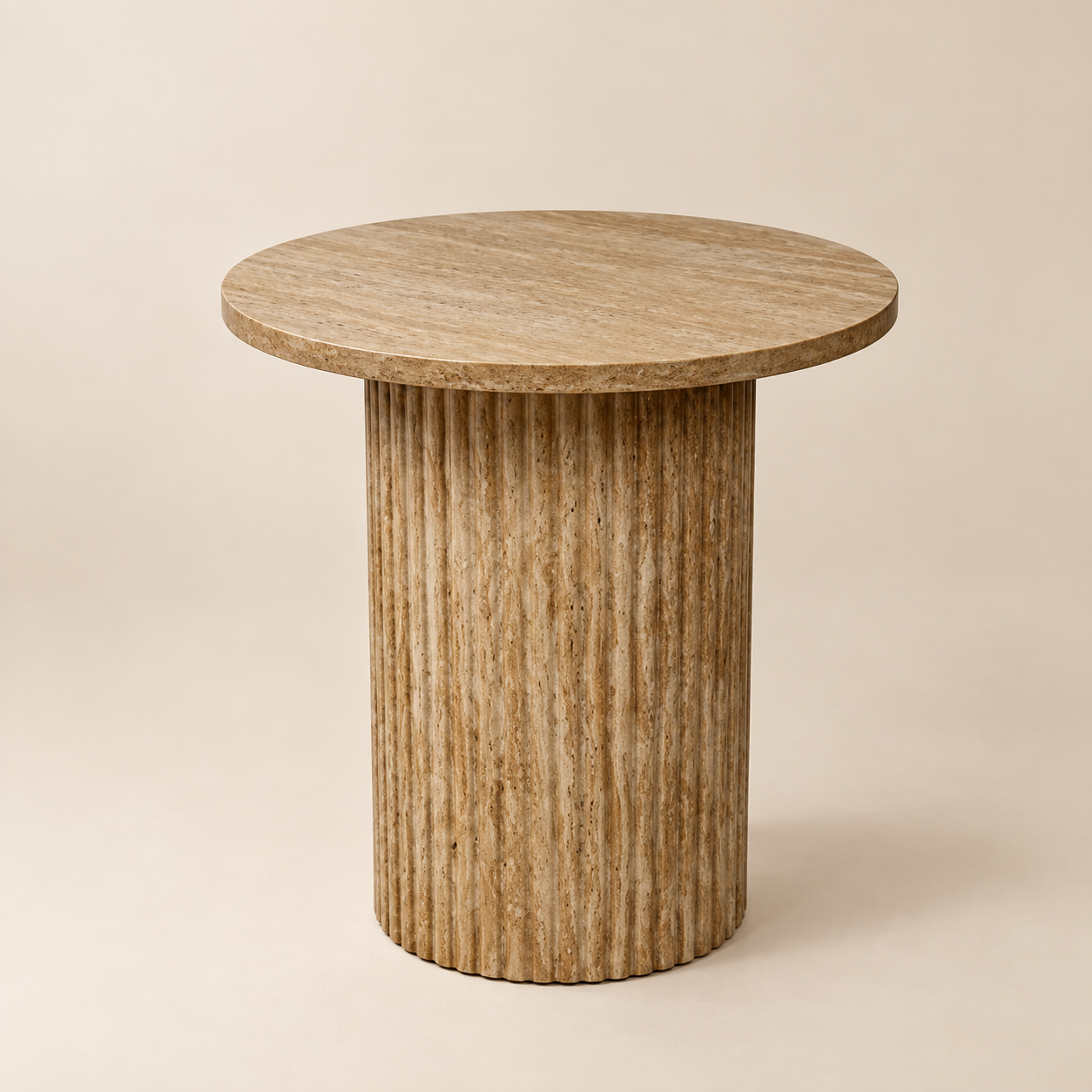 Mesa Fût Ambré sobre fondo beige