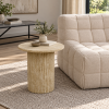 Mesa Fût Blond ambientada junto a sillón
