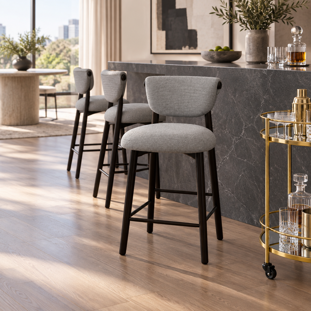 Silla bar (gris) — Tabouret Ardoise ambientado con muebles de la colección