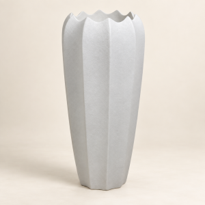 Pote blanco plisado Vase Corolle sobre fondo beige
