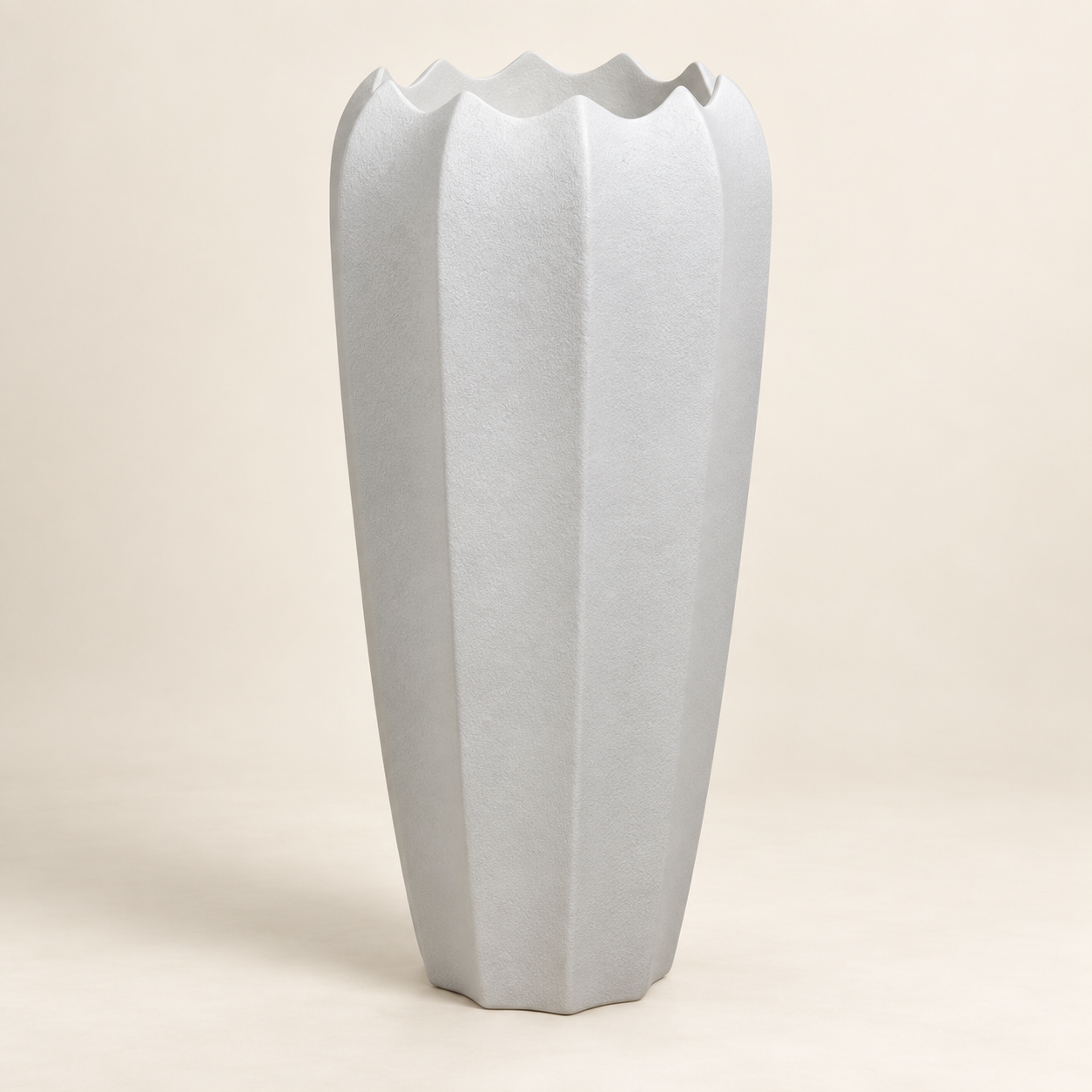 Pote blanco plisado Vase Corolle sobre fondo beige