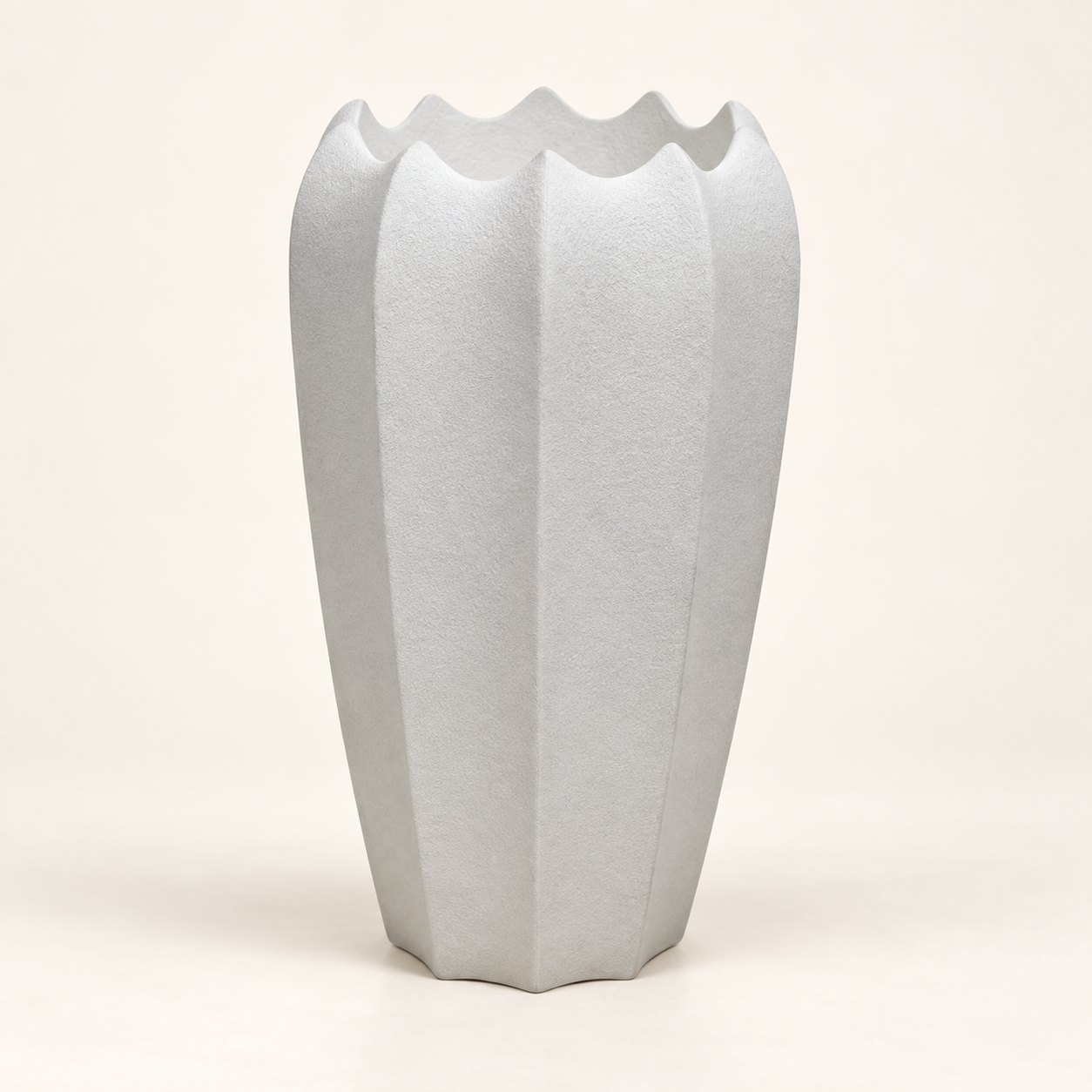 Pote Vase Godronné sobre fondo beige