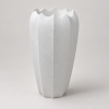 Pote Vase Godronné sobre fondo gris