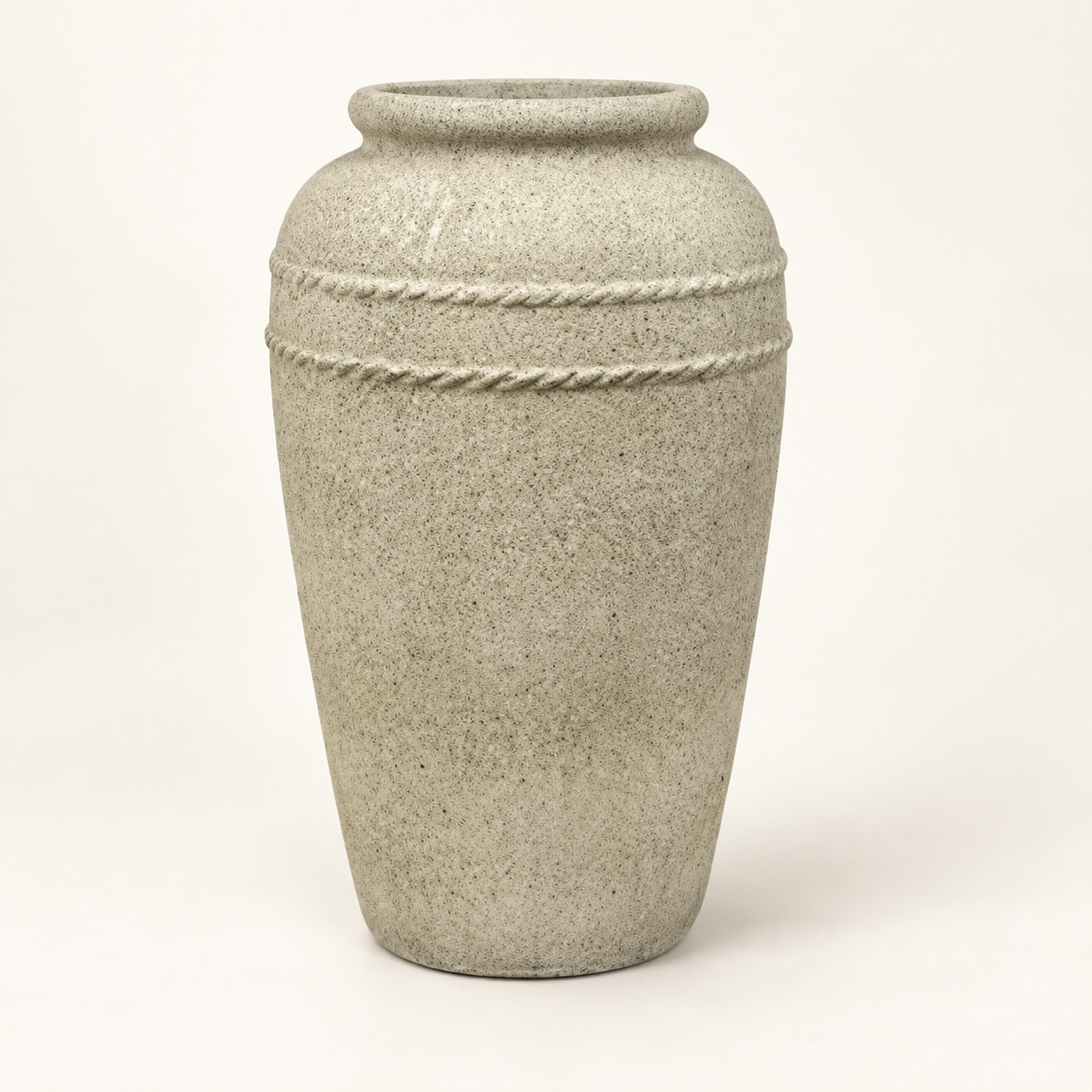 Pote urna piedra alta Vase Sablé sobre fondo beige