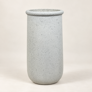 Pote cilíndrico gris Vase Cendre sobre fondo beige