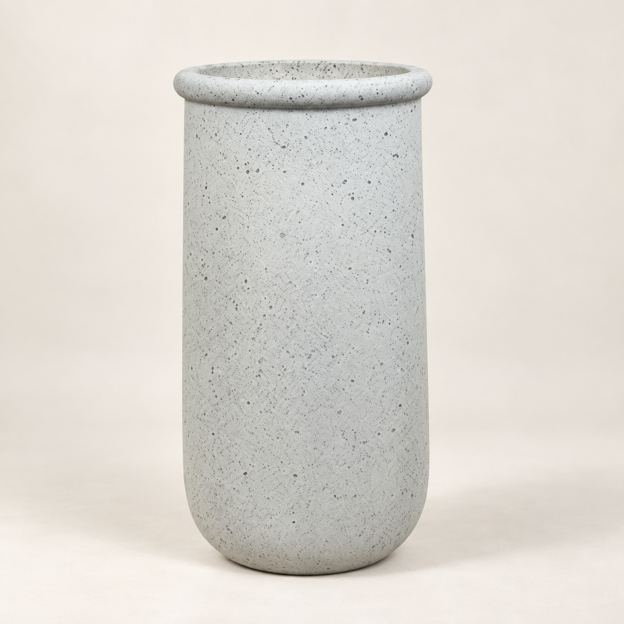 Pote cilíndrico gris Vase Cendre sobre fondo beige