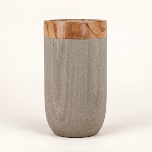 Pote Vase Ocre sobre fondo beige