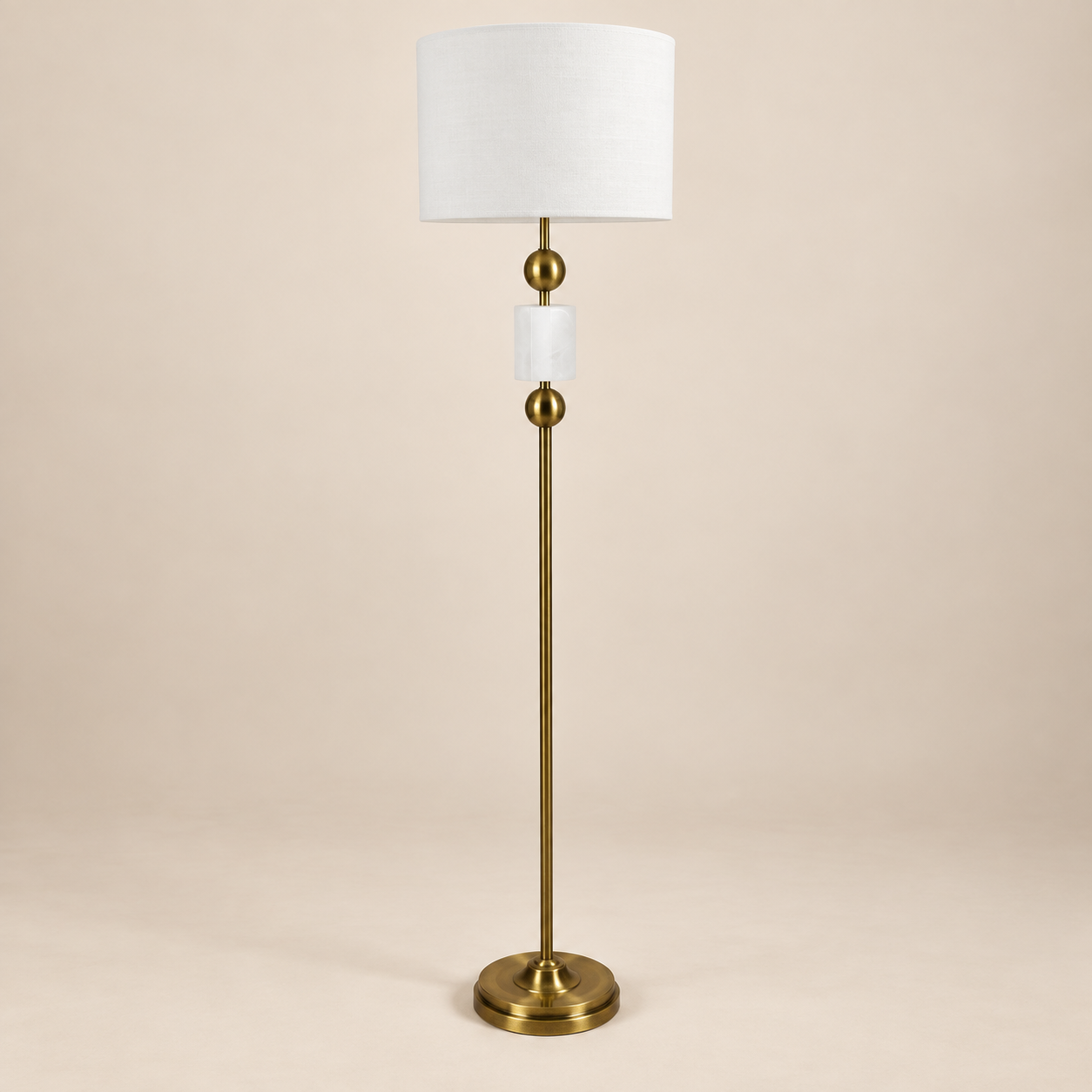 Lámpara de pedestal — Lampadaire Fuseau sobre fondo beige