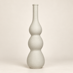 Florero Vase Ondulé sobre fondo beige