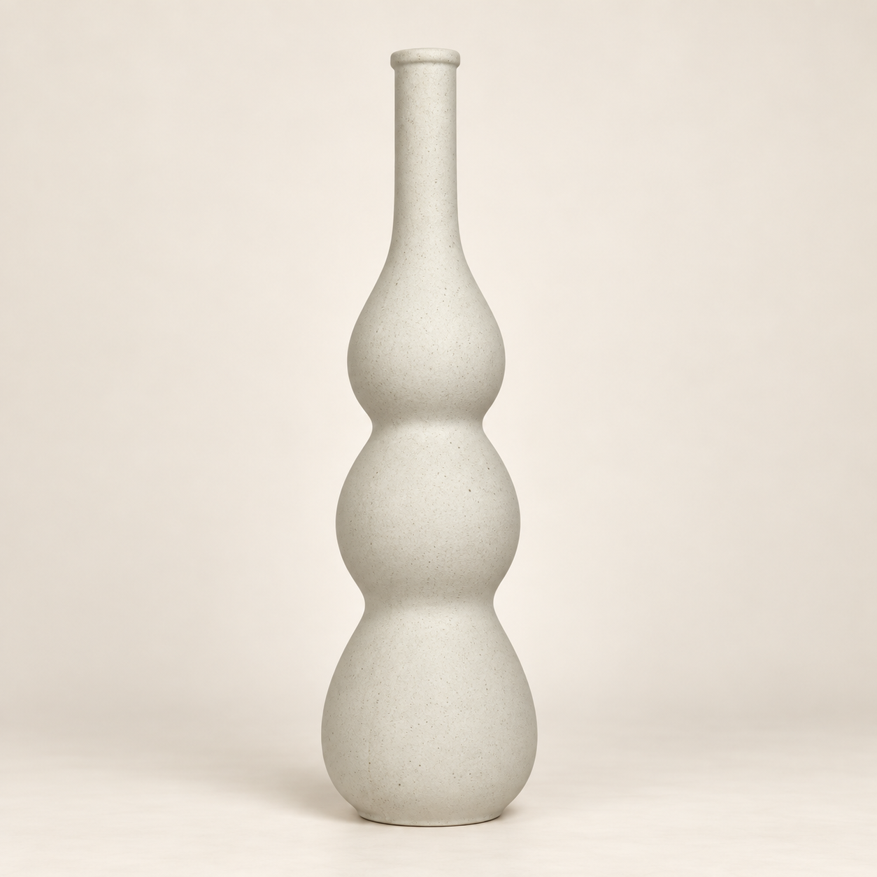 Florero Vase Ondulé sobre fondo beige