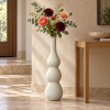 Vase Ondulé con flores coloridas en recibidor