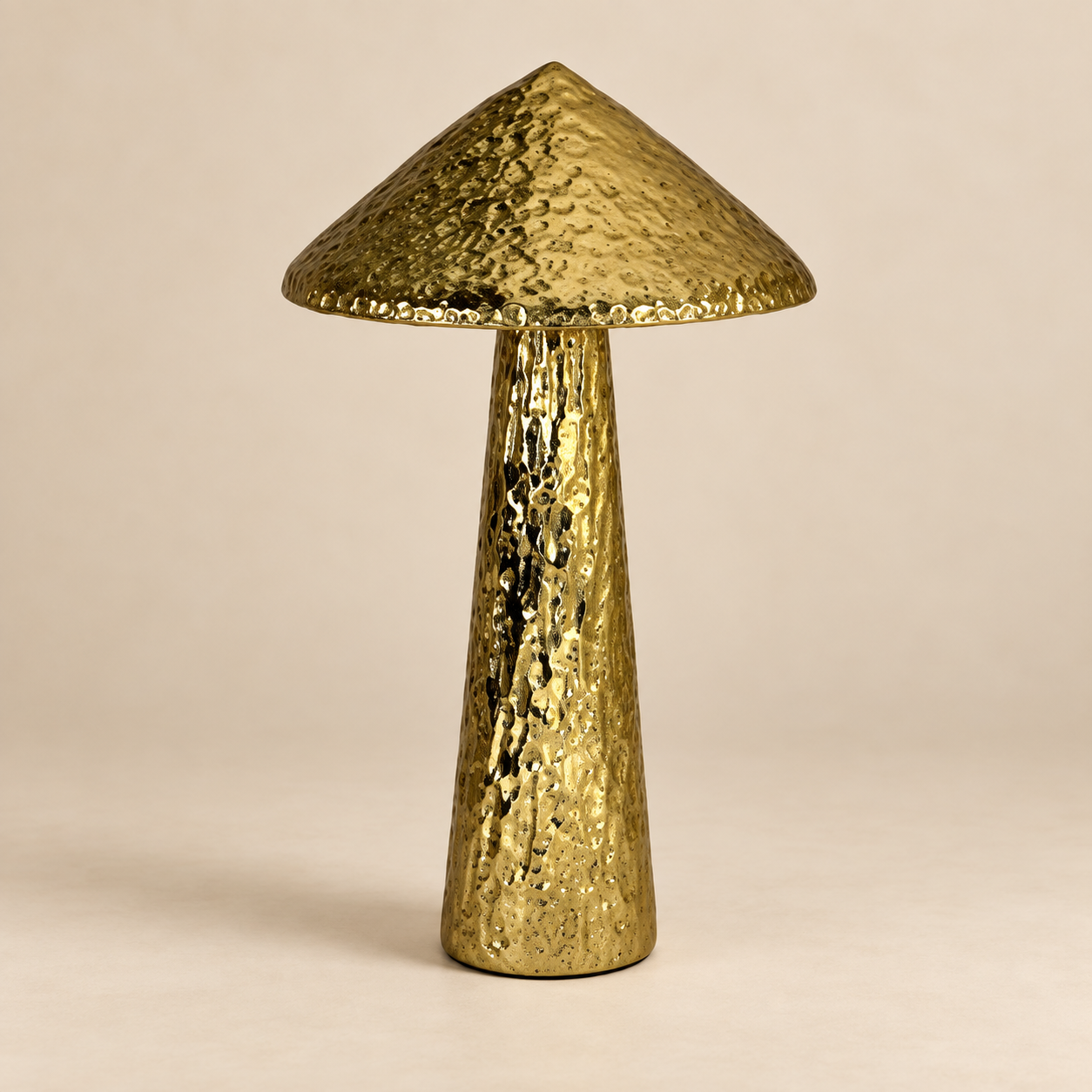 Hongo gigante Tall Toadstool sobre fondo beige