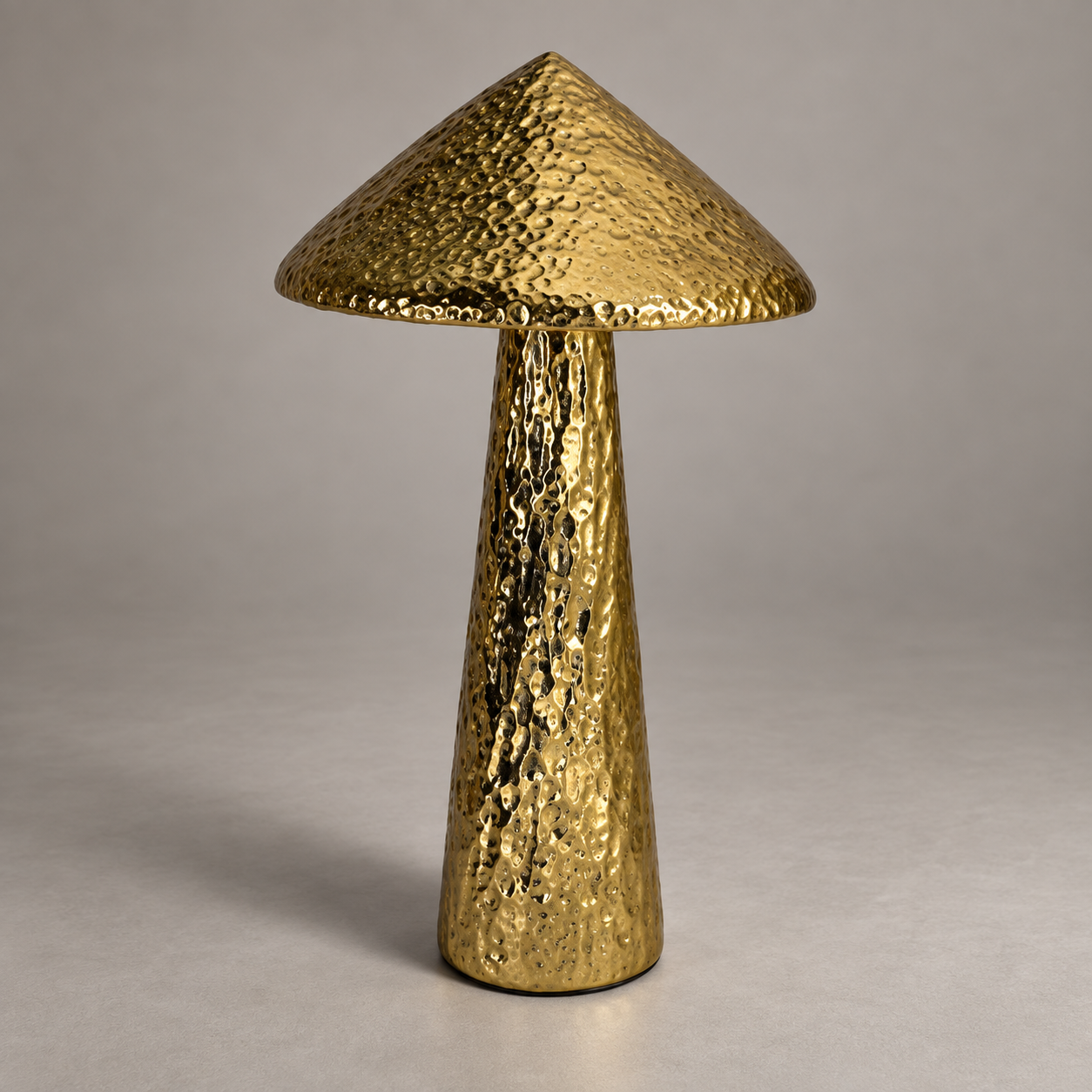 Tall Toadstool en ángulo lateral sobre fondo gris