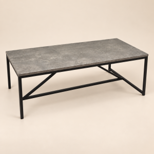 Mesa de centro Table Forgée sobre fondo beige