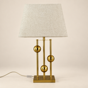 Lámpara de mesa — Lampe Gémeaux sobre fondo beige