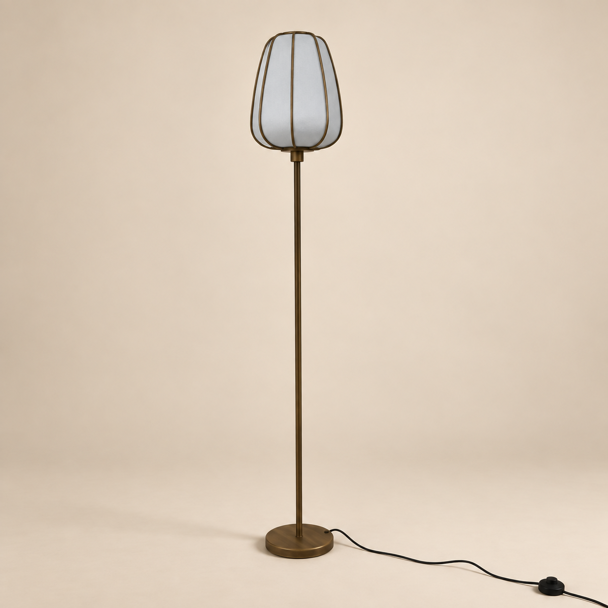 Lámpara de pedestal — Lampadaire Nordique sobre fondo beige