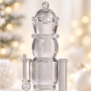 Detalle de la corona y el acabado transparente del cascanueces Cristal de Noël
