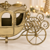 Detalle del acabado dorado, rueda de radios y filigrana de Carrozza Dorata