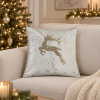 Cojín navideño Forêt Dorée ambientado en sala