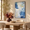 Cuadro Bruma Azul ambientado en comedor con bambú y follaje de colores