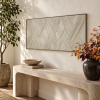Cuadro Lino Geométrico ambientado sobre consola con ficus y follaje de colores