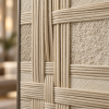 Detalle de bandas tejidas elevadas y textura 3D del Cuadro Tessitura Avorio