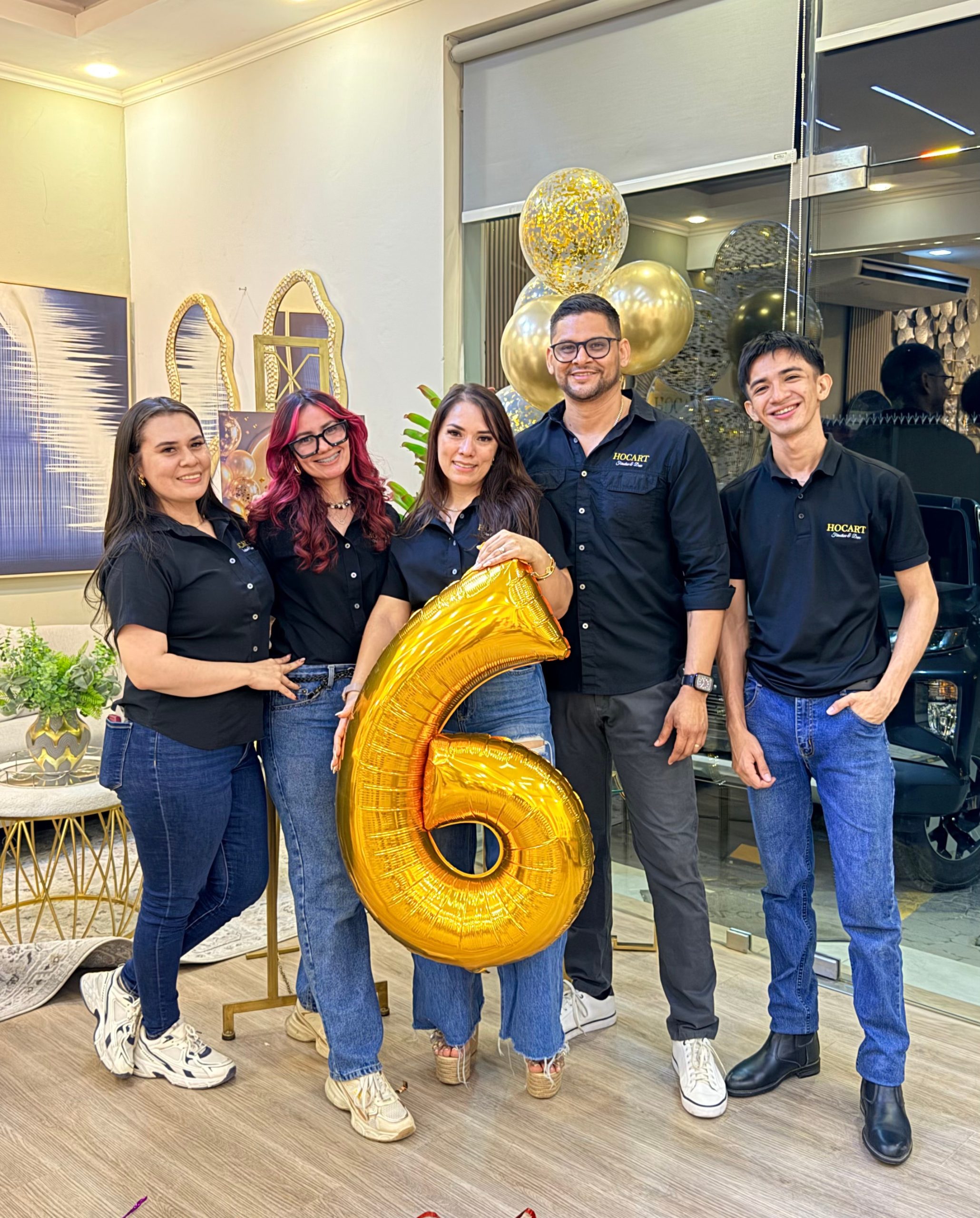 Equipo HOCART celebrando seis años en su tienda de Choluteca