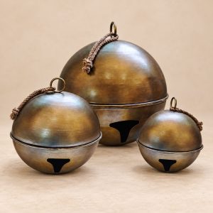 Set de 3 cascabeles gigantes Silver Chimes sobre fondo beige