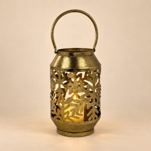 Linterna LED Carved Lantern sobre fondo beige
