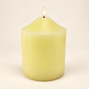 Vela LED amarilla Bougie Beurre sobre fondo marfil