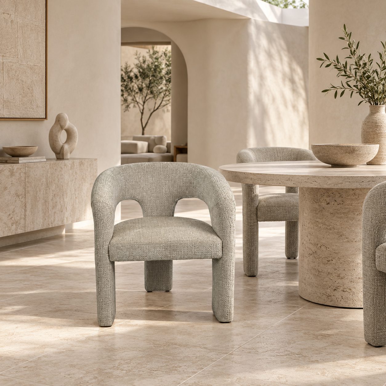 Silla escultural — Contour Crème ambientada con muebles de la colección