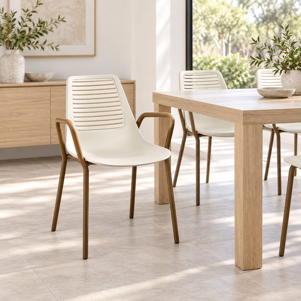 Silla comedor — Écrin Nacré ambientada con muebles de la colección