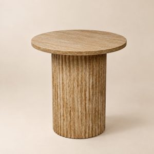Mesa Fût Ambré sobre fondo beige