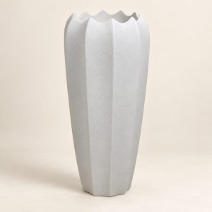 Pote blanco plisado Vase Corolle sobre fondo beige