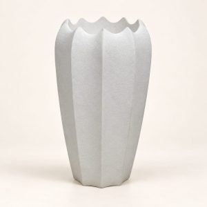 Pote Vase Godronné sobre fondo beige