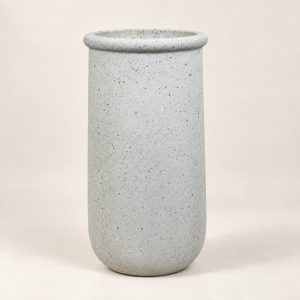 Pote cilíndrico gris Vase Cendre sobre fondo beige